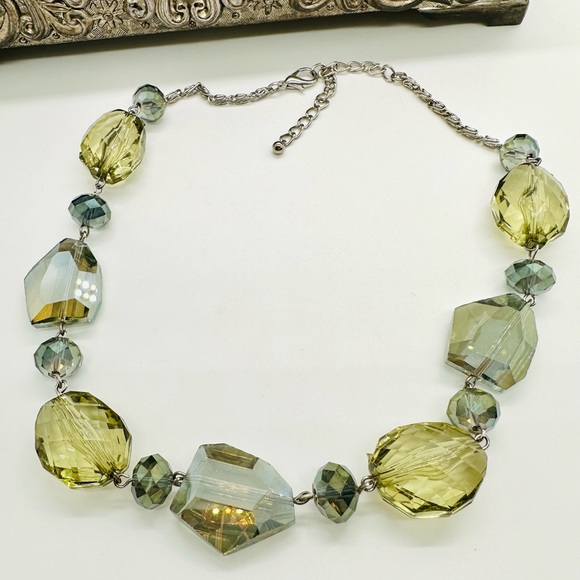 Gorgeous Green Crystal Statement Necklace - Picture 12 of 12